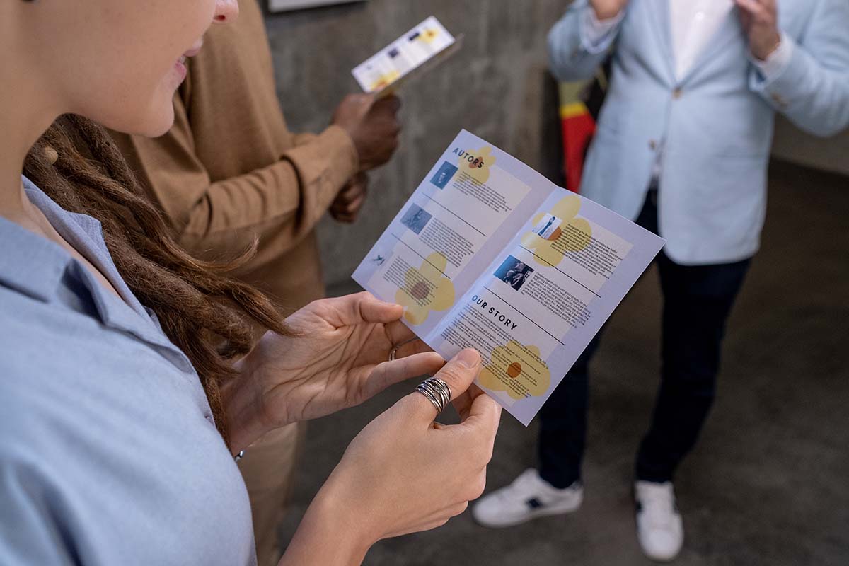 Mann mit Flyer